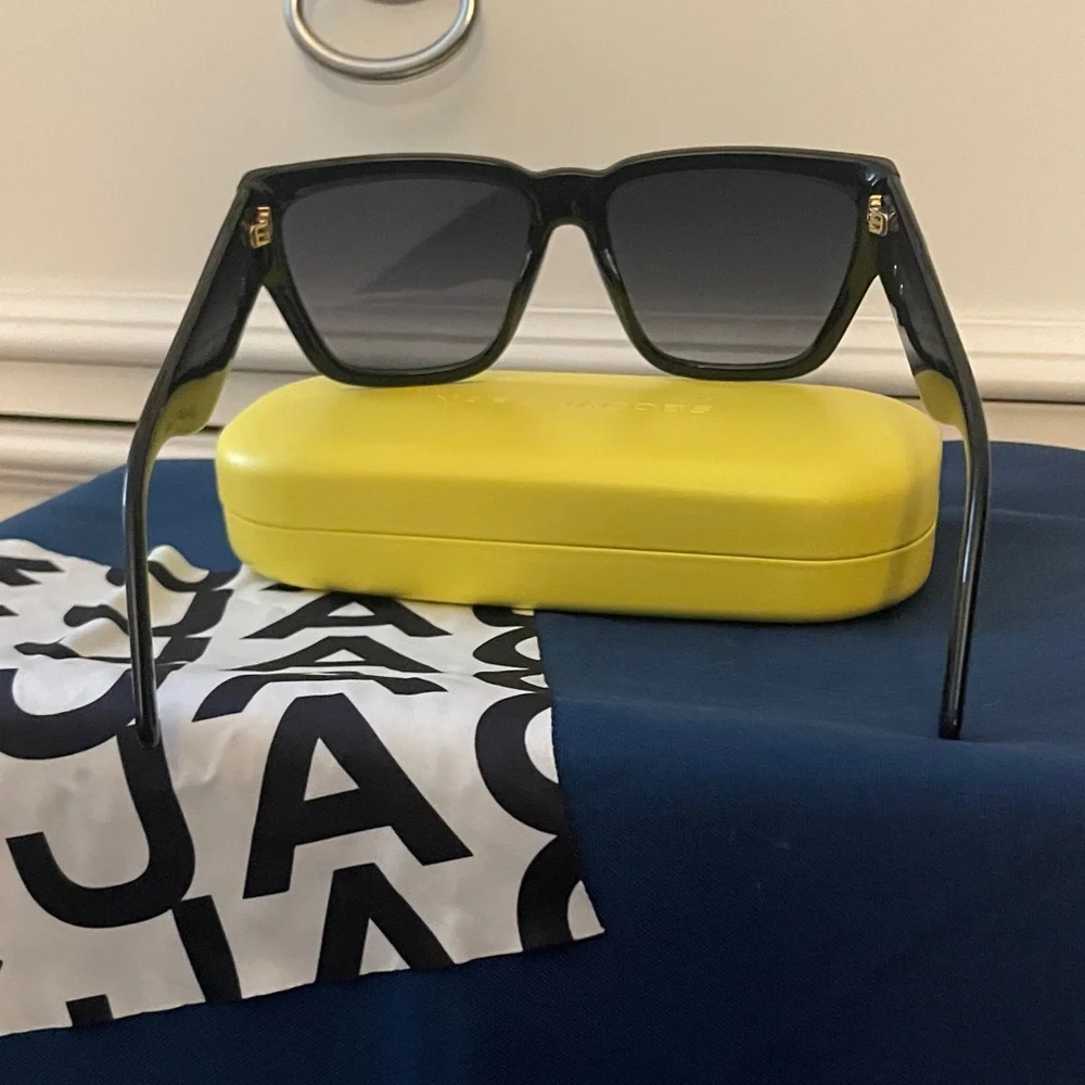 NWOT-Marc Jacob’s Black Sunglasses with Yellow Case - Picture 9 of 10